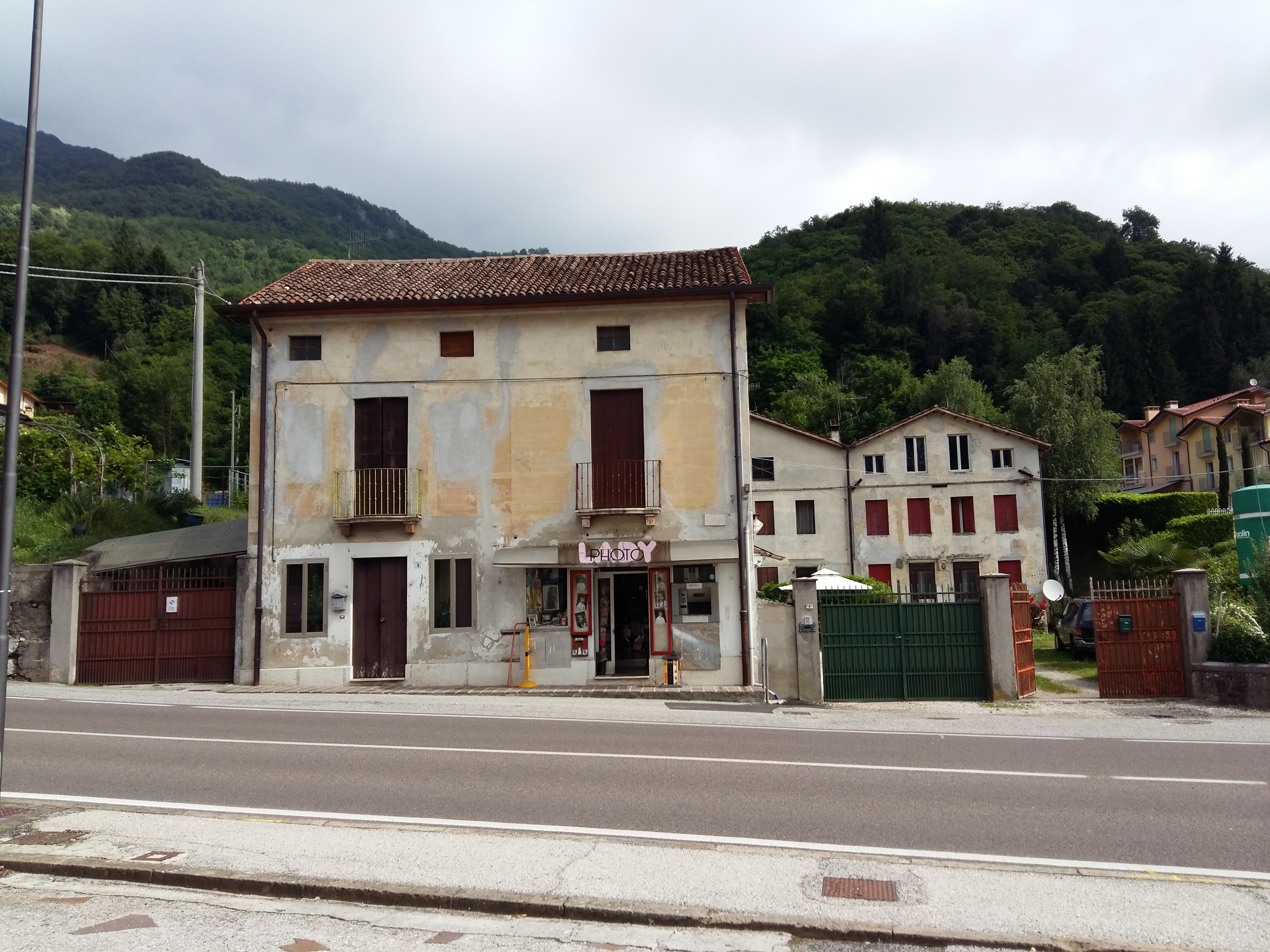 Fabbricati fronte strada, fronte piazza del Comune di Torrebelvicino 